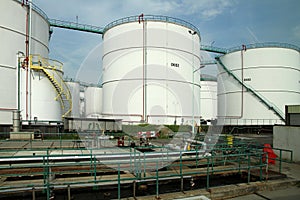 Oil storage facility