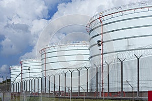 Oil tank