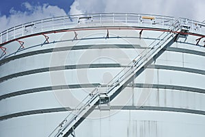 Oil tank