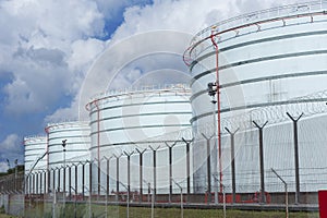 Oil tank