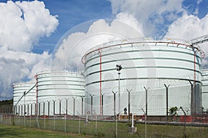 Oil tank