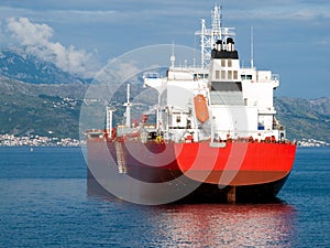 Oil tanker