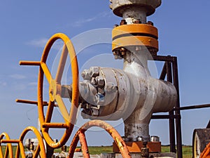 Oil well wellhead . Hand valve with handwheel for opening and closing the flow line