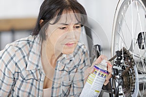 oiling bicycle chain and gear with oil