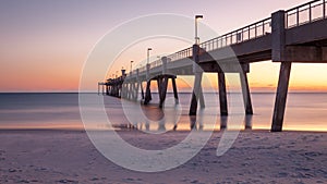 Muelle sobre el atardecer 