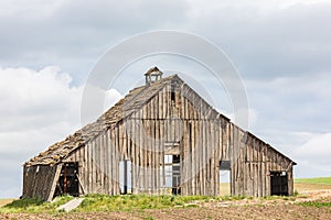 An old abandoned barn in the Palouse hills