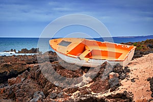 Viejo abandonado un barco sobre el Costa de canario islas 