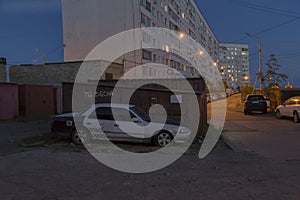Vecchio abbandonato grigio giapponese auto economico debug un appartamento pneumatici prima sovietico box auto russo voi Sono primavera 