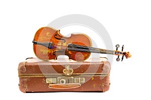 Starý starý kufr a starodávný housle na bílém 