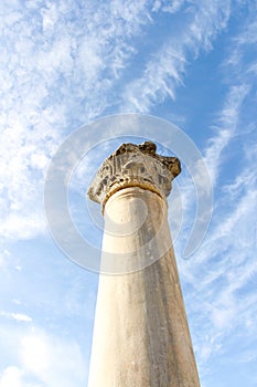 Viejo antiguo columna contra cielo azul 