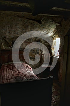 Old bedroom in an spooky abandoned building!