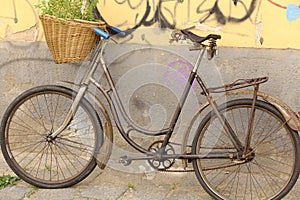 Starý bicykel v starom meste - Bratislava