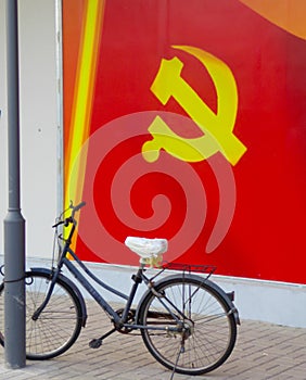 Old bike parked against a light post