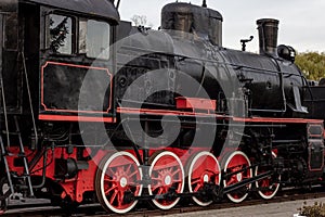Viejo negro a vapor locomotora sobre el vias ferreas estación. antiguo el tren permanecer sobre el vias ferreas 