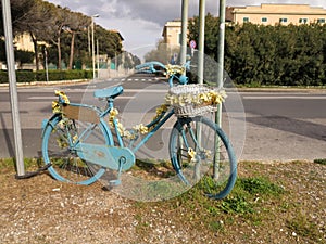 vecchia bicicletta blu parcheggiata photo