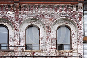 old brick apartment building with badly pealing paint