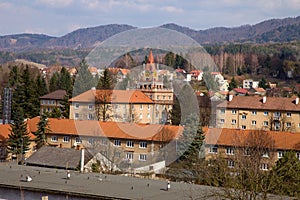 Pohľad na staré banské mesto Handlová v horách, Slovensko