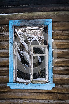 Viejo roto casa en el invierno 