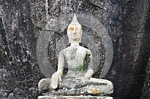 Starý zlomený a socha na v thajsko 