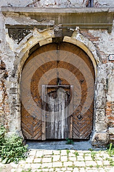 Staré hnědé dřevěné dveře a vrata