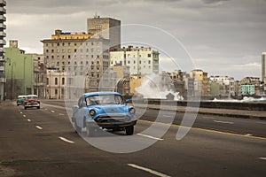 Vecchio auto sul strade da tempesta nuvole. 