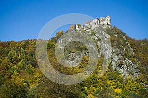 Starý hrad na kopci. Slovensko