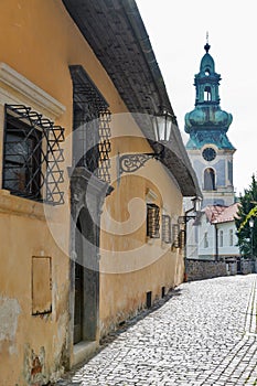 Stará hradní věž a středověká ulice v Banské Štiavnici, Slovensko.
