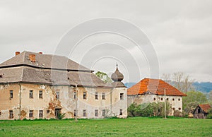 Starokatolícky kostol v malej obci na Slovensku