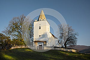 Starý kresťanský kostol na kopci ráno.