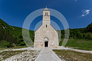 Starý kostel v bosna a nejblíže město 