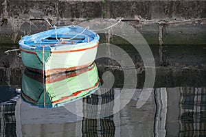 Viejo vistoso de madera un barco en Agua en un rio reflexión 