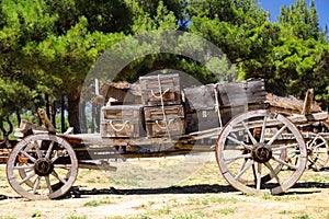 Viejo cubierto vagón redondo. tradicional de madera de madera cajas cargado 