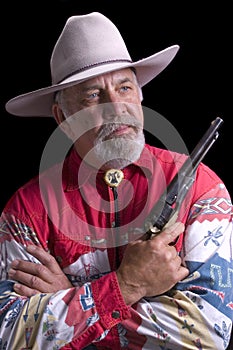 Viejo vaquero posesión pistolas 