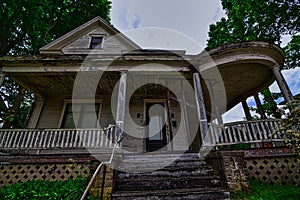Old deteriorating abandoned hime in mt.Carroll IL
