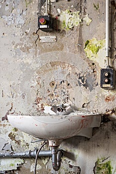 Old dilapidated washbasin symbolic image