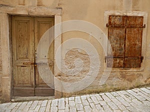 OLD DOOR, OLD WINDOW, OLD FACADE, PULA, CROATIA