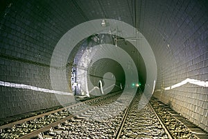 Starý dvoukolejný železniční tunel s ventilátorovou šachtou
