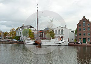 Vecchio olandese barca a vela porta da olanda 