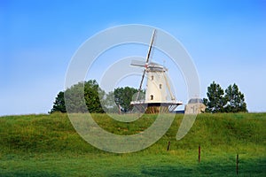 Starý holandský větrný mlýn na hráz 
