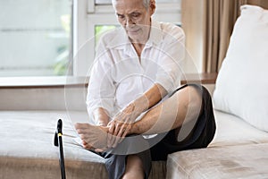 Viejo más viejo pierna lesiones tobillo hueso enfermedades tacón dolor o suelas asiático una mujer sufrimiento periféricamente 