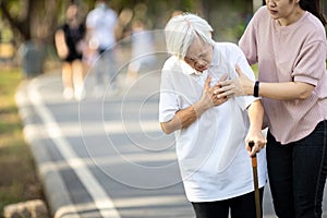 Viejo más viejo corto de aliento a pecho dolor corazón enfermedad corazón ataque posesión su mano en pecho asiático una mujer 