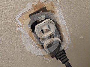 Old Electrical Outlet Needs Repair Job Expense Handy Man Electrician
