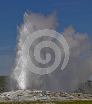 Old Faithful geyser in Yellowstone Nations Park