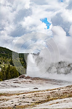 Old faithful yellowstone national park wyoming