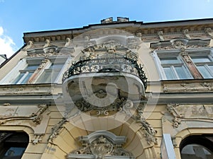 Stará fasáda na ulici v centru města. Košice jsou 2. největší město na Slovensku