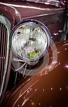 Old fashioned head lamp and fender of an antique automobile