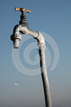 Old faucet that loses