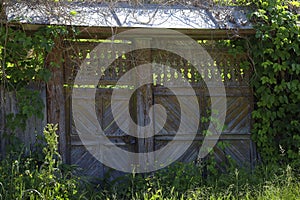 The old gate of the CÄƒlÄƒraÈ™i household, made of wood