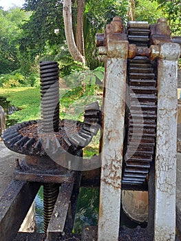 Old gear wheel for opening and closing water channels. It is estimated that it has existed since colonialism.