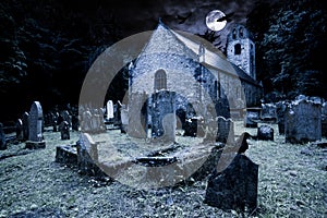 Vecchio cimitero antico lapidi calcolo un vecchio Chiesa da luna piena nero corvo buio notte allarmante orrore 